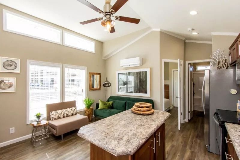 Champion Athens APH-522 - Interior 1