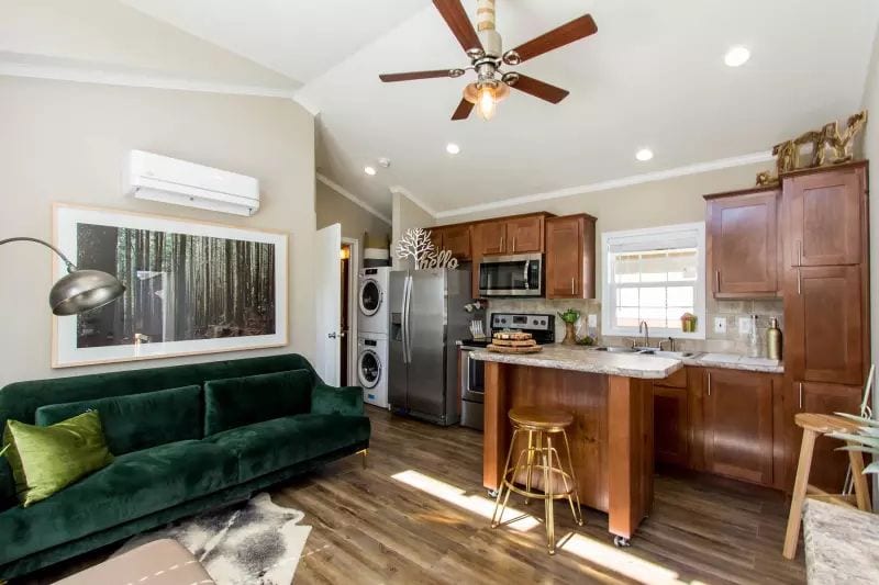 Champion Athens APH-522 - Interior 3