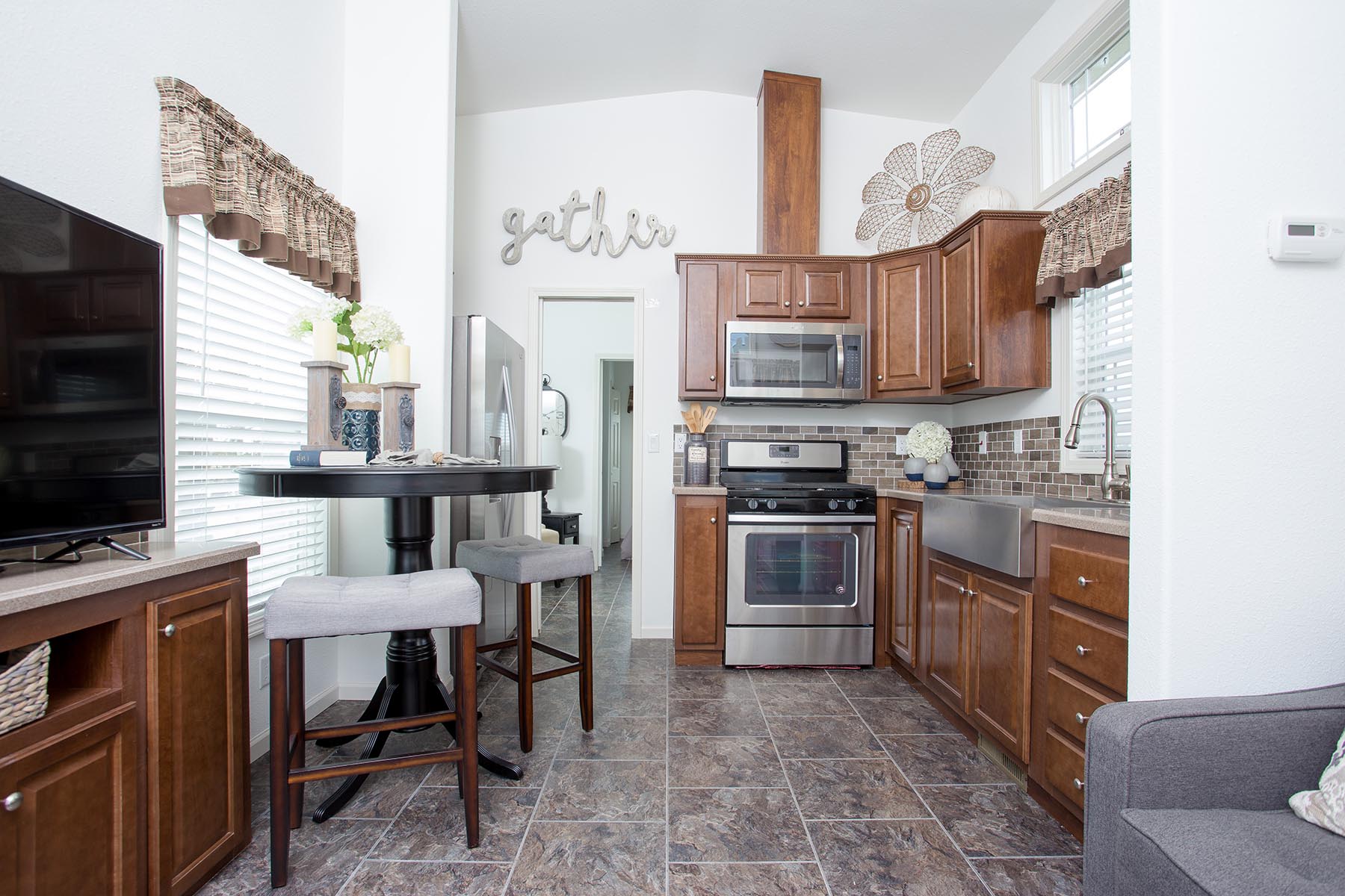 Champion Athens APH-529 (Chalet Park) - Full Kitchen and Dining Area