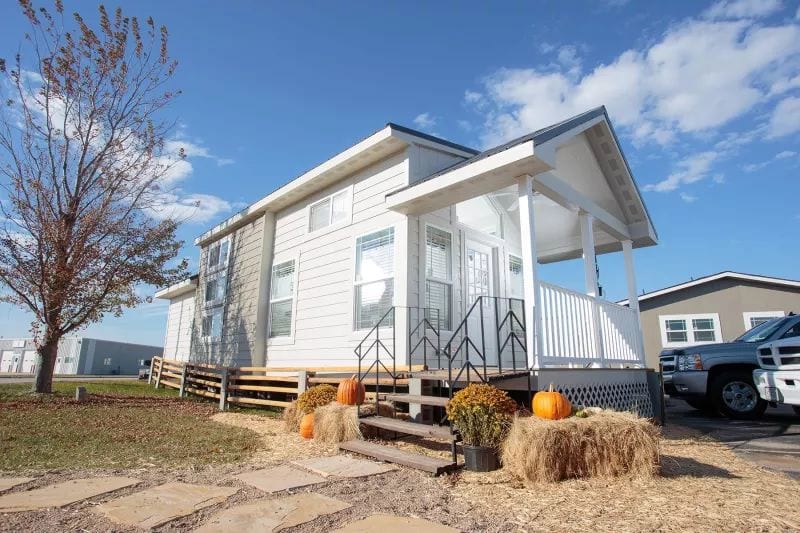 Champion Athens APH-529 (Chalet Park) - Exterior